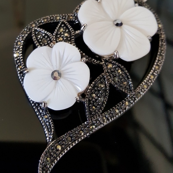 WHITE SALE❣Mother of Pearl Flowers n Heart Pendant - Picture 4 of 7